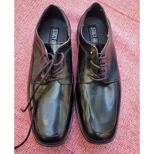 NWOT boy's dress shoes size 4.5